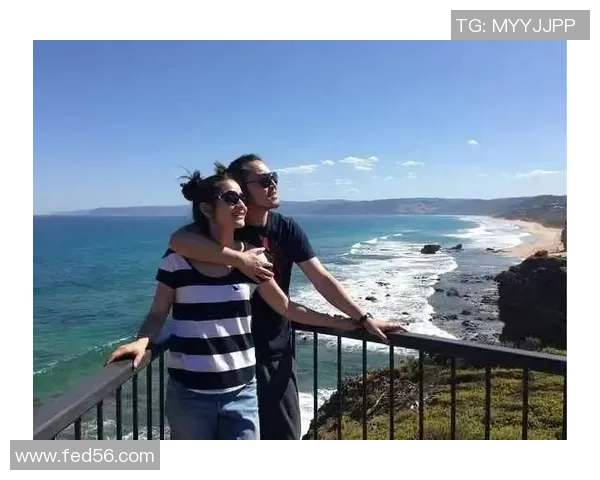 足球明星与爱妻甜蜜亲吻画面曝光幸福瞬间引发粉丝热议与祝福